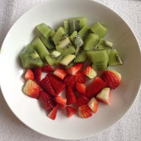 Strawberry Kiwi Aesthetic, Kiwi And Strawberry, Aesthetic Healthy Food, Healthy Fruit Snacks, Kiwi Strawberry, Healthy Lunch Snacks, Strawberry Kiwi, Food Motivation, Strawberry Fruit