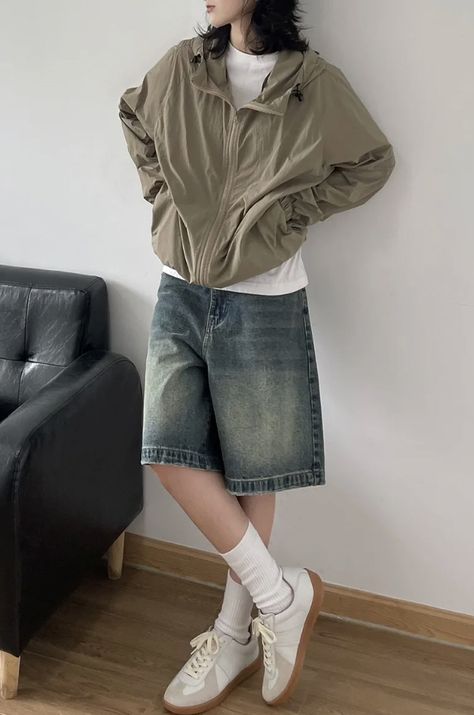 Vintage Aethstetic Clothes, Colors That Go Well Together Clothes, Jorts Korean Outfit, Acubi Shorts Outfits, Casual Boyish Outfits, Outfit Ideas With Jorts, Tom Boy Femme Style, Boyish Style Outfits, Jorts Outfit Ideas