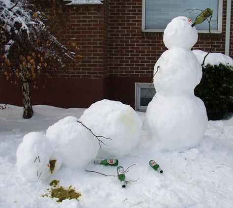 These 30 Crazy Snowman Ideas Would Make Calvin And Hobbes Proud | Bored Panda Funny Snowmen, Winter Family Activities, Snow Ideas, Snowman Ideas, Funny Snowman, Snow Sculptures, Snow Art, Snow People, Snow Fun