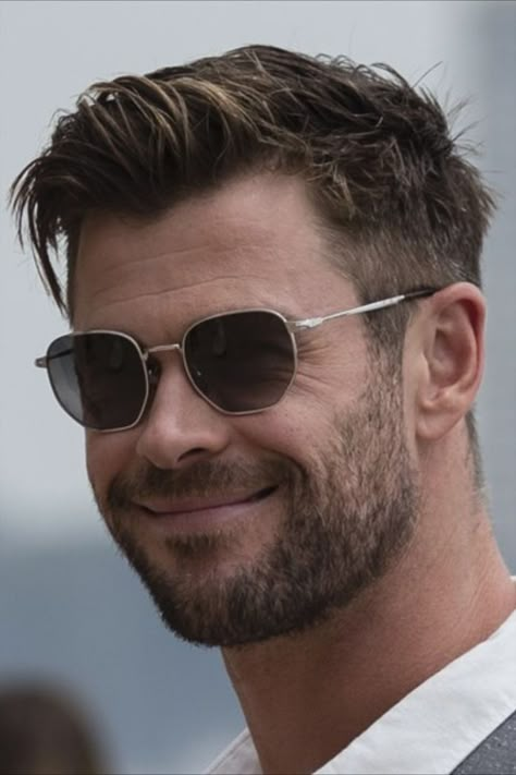 Chris Hemsworth Haircut Hairstyles, Chris Hemsworth Hair Short, Mens Haircut Big Head, Men’s Shorter Hairstyles, How To Style Mens Short Hair, Short Ivy League Haircut Men, Man Hair Styling, Big Head Hairstyles Men, Mens Short Length Hairstyles