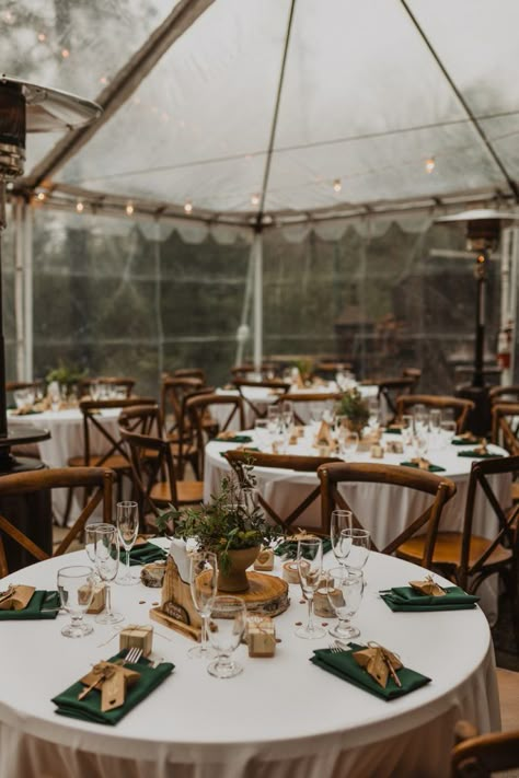 Wedding Green Table Decor, Green Outdoorsy Wedding, Southern Mountain Wedding, Emerald Green Mountain Wedding, Green Outdoor Wedding Theme, Wedding Decor Mountain, Mountain Wedding Centerpiece Ideas, Diy Mountain Wedding Decor, Sacramento Green Wedding