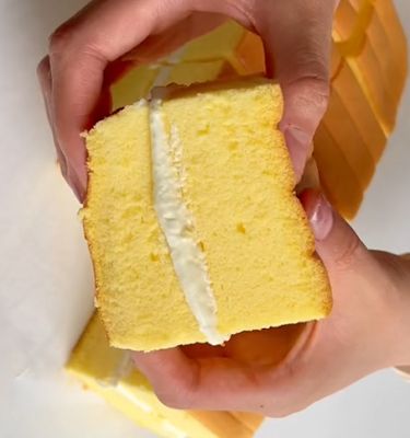 A Zesty Delight: Homemade Orange Sponge Cake - DOYAN MASAK Yellow Sponge Cake, Orange Sponge Cake, Cherry Delight, Freshly Squeezed Orange Juice, Dessert Lover, Round Cake Pans, Jam Recipes, Sponge Cake, Round Cakes