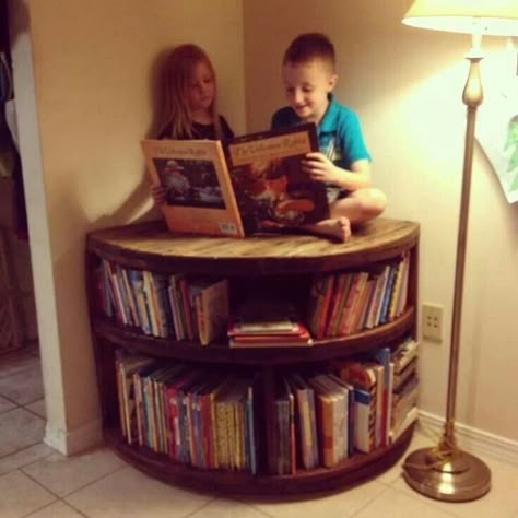 Upcycled  A Cable Spool☕️This is a nice cheap idea turning a Cable spool into a bookcase/coffee table Wire Wheel Ideas, Shop Wheels, Bookcase Inspiration, Cable Spool Tables, Wooden Cable Spools, Spool Ideas, Spool Furniture, Craft Table Diy, Spool Tables