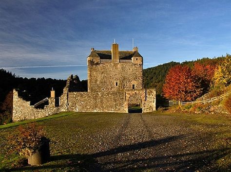 Neidpath Castle, Woodland Wedding Venues, Castle Weddings, Stay In A Castle, British Castles, Castle Wedding Venue, Castle Scotland, Castles In Scotland, Scotland Castles