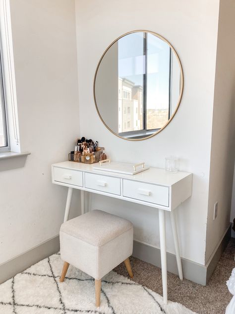 Simple Dressing Table, Simple Bedroom Decor, Makeup Area, Modern Room Decor, Dekorasi Kamar Tidur, Table Inspiration, Cozy Room Decor, Home Design Living Room, Room Makeover Bedroom