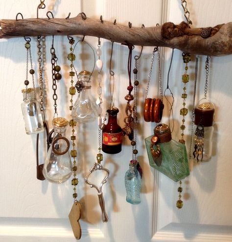 Diy Hanging Decorations, Diy Windchime, Wind Chimes Homemade, Wind Chimes Craft, Driftwood Art Diy, Driftwood Projects, Diy Wind Chimes, Witchy Crafts, Altered Bottles