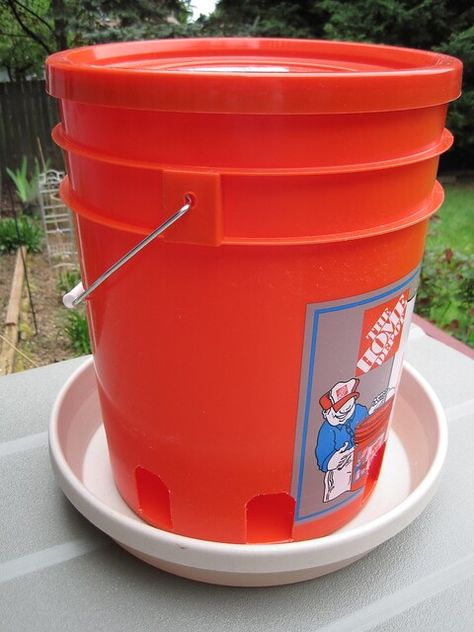 Diy Chicken Feeder, Reban Ayam, Chicken Feeder Diy, Duck Coop, Chicken Waterer, Chicken Pen, Diy Chicken Coop Plans, Chicken Feeders, Chicken Life