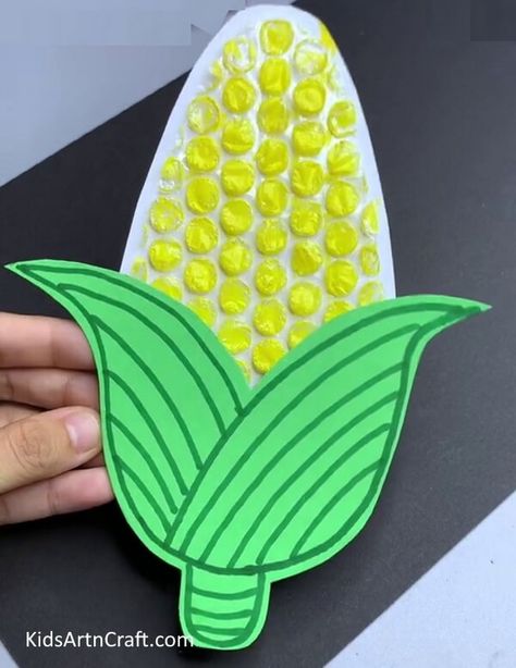 How to Make Bubble Wrap Corn Craft Easy Tutorial Check more at https://www.kidsartncraft.com/bubble-wrap-corn-craft-tutorial/ Corn Craft, How To Make Bubbles, Craft Easy, Craft Tutorial, Easy Tutorial, School Ideas, Bubble Wrap, Easy Crafts, Corn