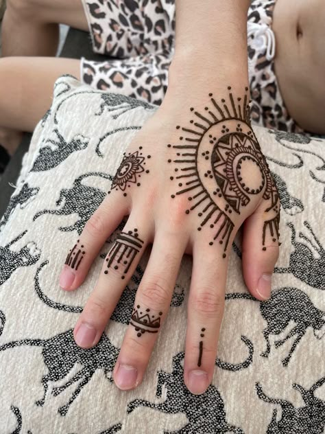 Discover elegant mehndi tattoo designs that blend tradition with modern flair. Intricate patterns and delicate details make these designs perfect for any occasion. From simple floral motifs to elaborate geometric shapes, find the style that suits your taste. Embrace the beauty of henna and express your individuality with unique and stunning mehndi tattoos. #simplemehndi #hennadesign #stylishhenna #mehndicorner Henna Patterns Simple, Henna Flower Designs Pattern, Henna Hands Design, Back Of Hand Mehndi Design, Henna Tree Designs, Henna Tattoo Designs Traditional, Dainty Henna Tattoos, Unique Henna Tattoos, Henna Design Thigh