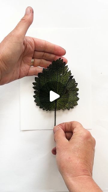 Printing With Leaves, Painting With Leaves, Leaf Art Painting, Art From Nature, Cardboard Crafts Decoration, Dry Leaf Art, Leaf Art Diy, Leaf Print Art, Leaf Printing