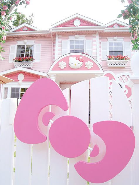 Hello Kitty Dream House Hello Kitty Decorations, Hello Kitty House, Glitter Rosa, Charmmy Kitty, Hello Kitty Party, Pink House, Cute House, Hello Kitty Items, Hello Kitty Collection