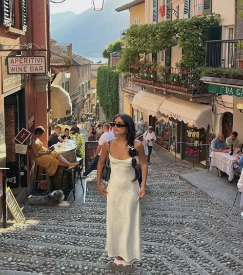 Rome Outfits, European Summer Aesthetic, Modest Casual Outfits, Summer Picture Poses, European Summer Outfits, Italy Summer, Europe Outfits, Italy Outfits, Europe Summer