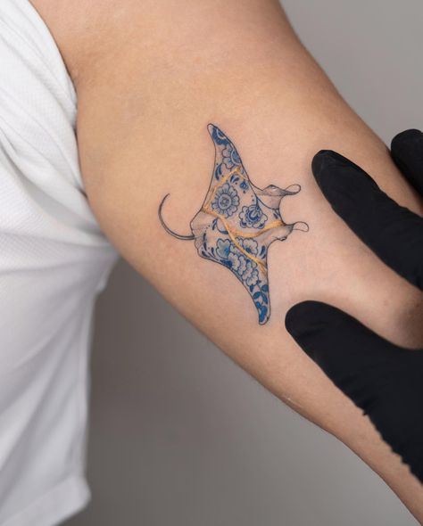 Mermaid Art Tattoo, Simple Stingray Tattoos, Stingray Floral Tattoo, Stingray Back Tattoo Women, Stingray Nail Art, Mini Stingray Tattoo, Stingray And Turtle Tattoo, Moana Stingray Tattoo, Stingray Tattoo Back