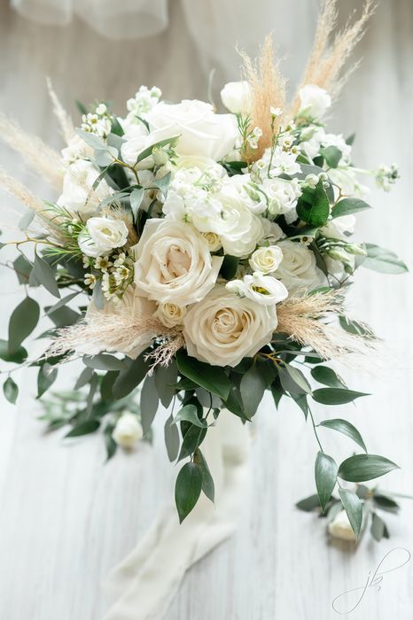 Boho White Wedding Bouquet, White And Cream Rose Bouquet, White And Beige Flower Bouquet, Bouquet For Ivory Wedding Dress, Tan And White Flower Bouquet, Simple Neutral Wedding Bouquet, Eculyptus Wedding Bouquet, Sage And Champagne Wedding Flowers, Sage Green And Champagne Wedding Flowers