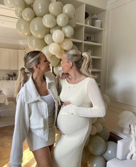 Wlw Pregnancy Aesthetic, Friends Maternity Photoshoot, Best Friends Pregnant Together, Pregnant Besties, Friends Pregnant Together, Best Friend Pregnant, Twin Mom Quotes, Best Friend Pregnancy, Baby Shower Aesthetic