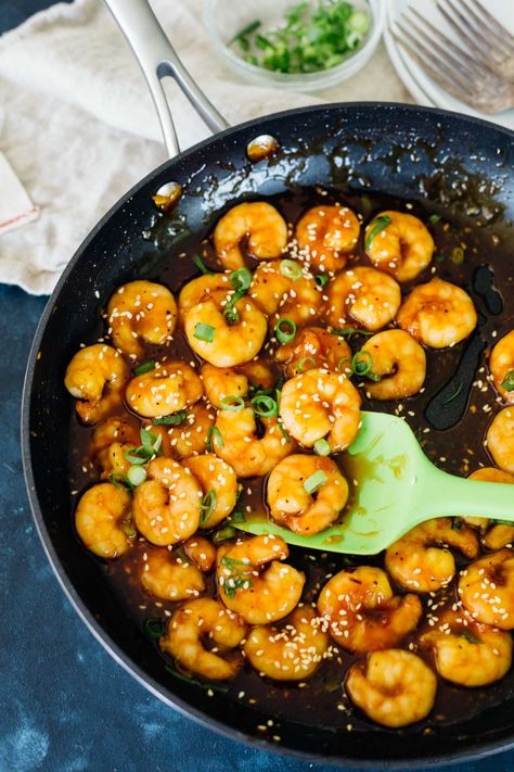 Super quick and easy seafood dinner for those who love shrimp! Honey ginger garlic shrimp stir fry takes only 20 minutes to put together! You will love the short amount of time that you'll be in the kitchen! Quick Asian Dinner, Shrimp Recipes Healthy Low Carb, Garlic Shrimp Stir Fry, Easy Seafood Dinner, Ginger Shrimp, Asian Shrimp, Honey Garlic Shrimp, Dinner Seafood, Garlic Honey