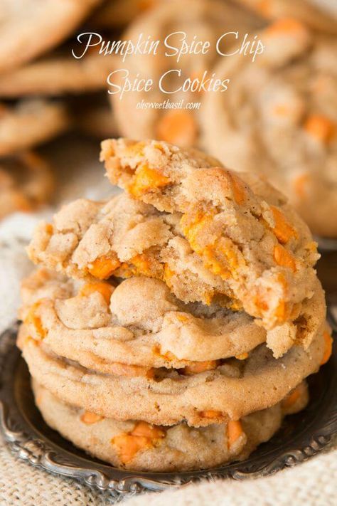 Pumpkin spice chips loaded into a soft and chewy spice cookie ohsweetbasil.com Halloween party Streusel Cookies, Pumpkin Spice Cookie Recipe, Pumpkin Butterscotch, Baking Mix Recipes, Pumpkin Chip, Soft Pumpkin Cookies, Dessert Christmas, Oh Sweet Basil, Cookies Holiday