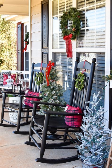 Farmhouse style Christmas front porch with picket fences-2 Front Porch With Rocking Chairs, Christmas Front Porches, Porch Crafts, Christmas Backyard, Front Porch Chairs, Christmas Porch Decorations, Front Porch Rocking Chairs, Cardboard Fireplace, Christmas Decs