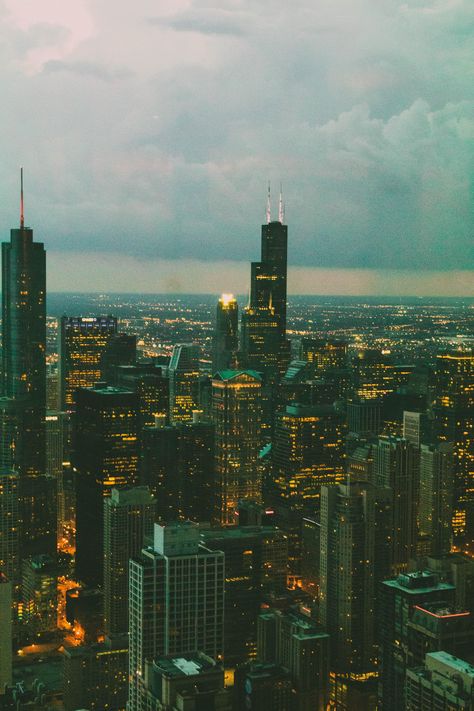 Wallpaper Backgrounds Chicago, Chicago Core Aesthetic, Green City Aesthetic, Chicago Night Aesthetic, Chicago Aesthetic Night, Chicago Background, Downtown Chicago Aesthetic, Chicago City Aesthetic, Aesthetic Chicago