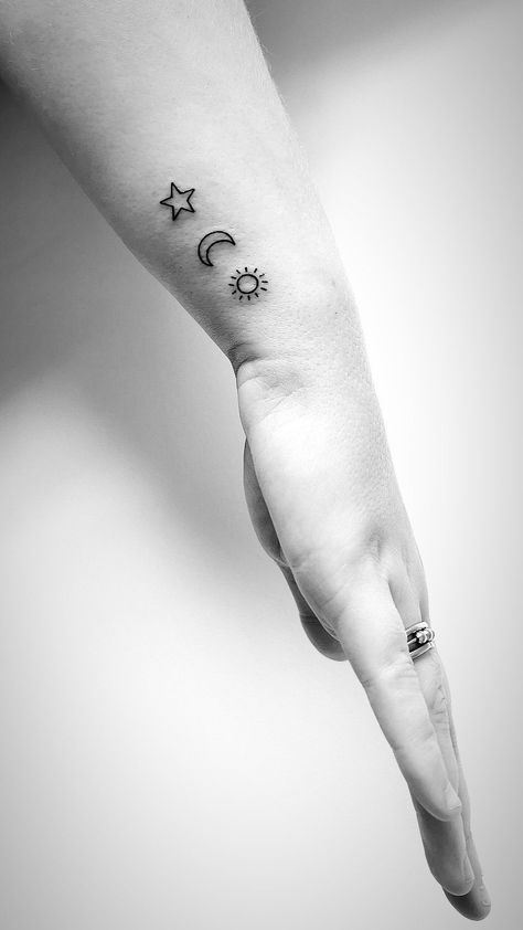 Stars Wrist Tattoo, Tiny Sun Tattoo, Moon Tattoo Wrist, Star Tattoo On Wrist, Moon Star Tattoo, Tattoo Sonne, Font Tato, Side Wrist Tattoos, Moon Tattoos