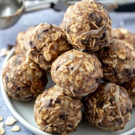 Easy, packed with peanut butter, oats, chocolate chips, honey and more these No Bake Energy Bites are a quick and delicious grab and go snack to fuel you up! #energy #energybites #nobake #snacks #desserts #breakfast #oatmeal #chocolatechips #honey Easy Energy Bites, Energy Bites Healthy, Oats Chocolate, The Girl Who Ate Everything, No Bake Energy Bites, Energy Ball Recipe, Bake Goods, Chips Ahoy, Healthy Recipe Videos