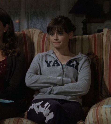 Yale Rory Gilmore, Season 1 Rory, Chilton Rory Gilmore, Rory Gilmore Pfp, Rory Gilmore Icon, Yale Rory, Study Atmosphere, Rory Gilmore Style, Gilmore Girls Outfits