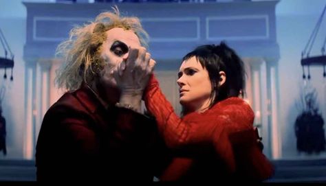 Beetlejuice X Lydia, Beatle Juice, Beetlejuice 2, Beetlejuice Cartoon, Beetlejuice Movie, Tv Show Couples, Lydia Deetz, Tim Burton Films, Michael Keaton