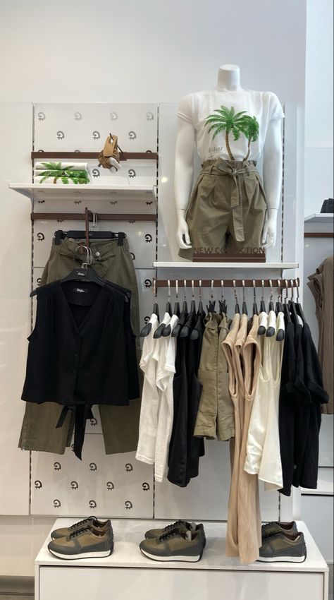 Visual Merchandising Ideas Creative, Charity Shop Display Ideas, Wall Styling, Visual Merchandiser, Luxury Closets Design, Garden Mini, Clothing Retail, Charity Shop, Boutique Interior