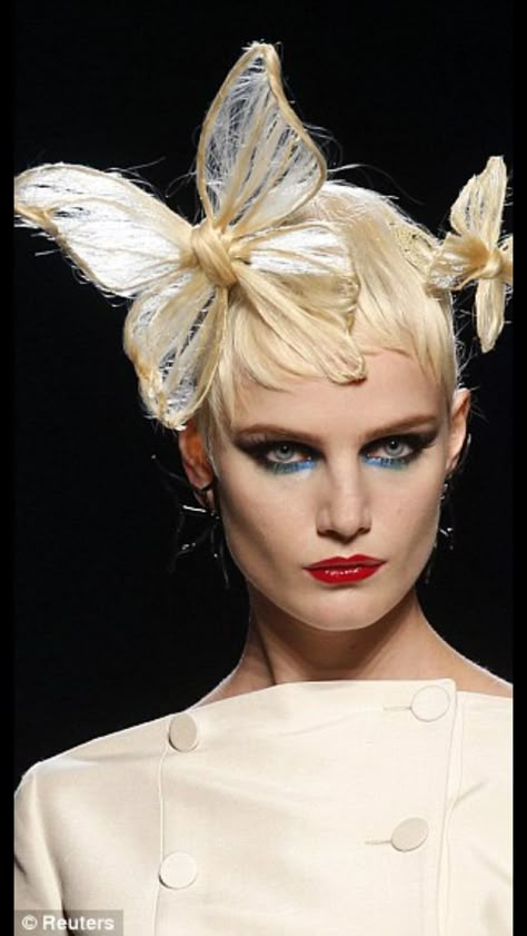 Hair Catwalk Hair, Catwalk Makeup, Butterfly Hairstyle, Ugly Hair, Sanggul Modern, Competition Hair, Avant Garde Hair, Madame Butterfly, Editorial Hair