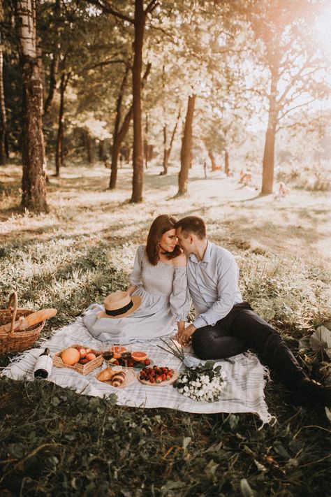 Picnic In The Park Photoshoot, Picnic Prenup Ideas, Picnic Shoot Photo Ideas, Picnic Date Photoshoot, Creative Pre Wedding Photoshoot Ideas, Picnic Couple Photoshoot, Couples Picnic Photoshoot, Floral Photo Shoots, Couples Picnic