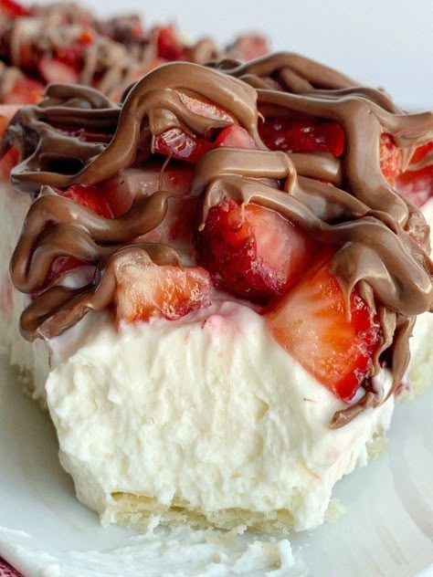 Strawberry And White Chocolate Cream Slab Pie, Strawberry Chocolate Pie, Eggless Strawberry Desserts, Pie Day Recipes, Homemade Desert, Wash Strawberries, Chocolate Strawberry Pie, Chocolate Strawberry Desserts, Millionaire Pie