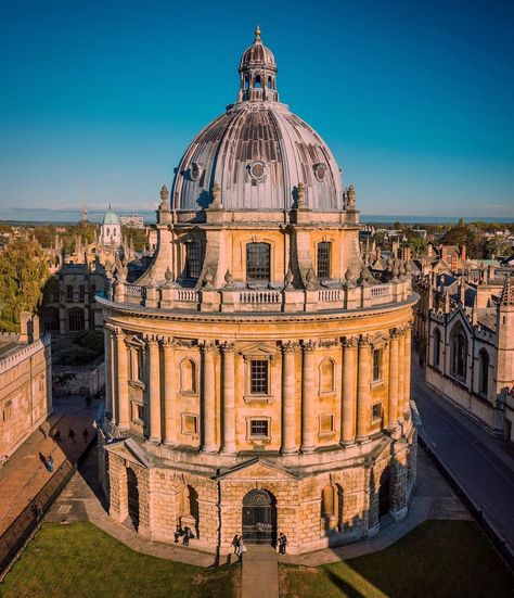 K r i s on Instagram: “📌 The Radcliffe Camera, Oxford University, England. 🇬🇧 ~ It was designed by James Gibbs in neo-classical style and built in 1737–49 to…” Oxford University England, Radcliffe Camera, Neo Classical, Dream School, Classical Style, K R, Oxford University, Built In, Oxford