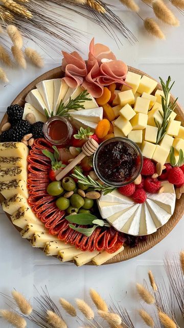 Round Cheese Platter, Circular Cheese Board, Circle Cheese Board, Small Circle Charcuterie Board, Round Charcuterie Board Layout, Mexican Charcuterie Board Ideas, Charcuterie Round Board, Charcuterie Board Circle, Round Charcuterie Board Ideas