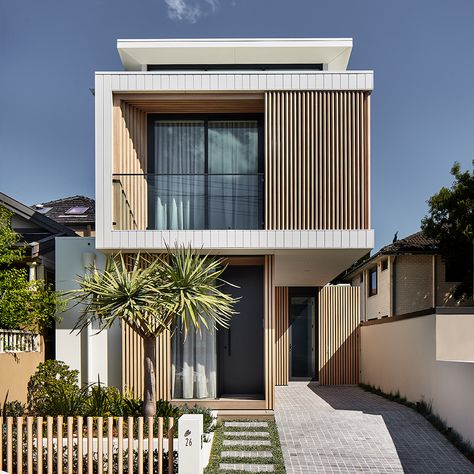 DECO Australia on Instagram: “Cove Lilyfield by Micrah Projects 🤩 Featuring DecoBatten QuickClick 2-piece battens in DecoWood Curly Birch. Developed by @micrahgroup…” Japandi House Design, Japandi House Exterior, Japandi Exterior, Japandi House, Exterior House Design, Duplex Design, Japandi Design, House Design Exterior, Modern House Facades