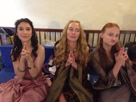 Sophie Turner with Lena Heady and Sibel Kekilli behind the scenes of Game of Thrones season Game Of Thrones 3, Game Of Thrones Cast, Game Of Thrones Funny, Got Memes, Gra O Tron, Games Of Thrones, Sansa Stark, Dragon Games, Scene Photo