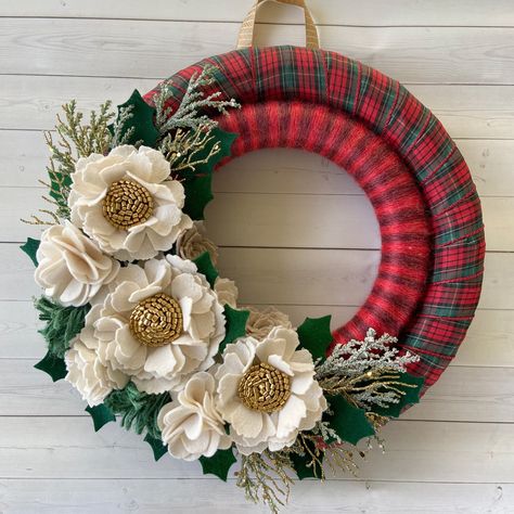 Xmas Felt Wreath, Felt Crafts Christmas Wreaths & Garlands, White Felt Christmas Wreath, Christmas Felt Flowers Wreath, Christmas Fabric Crafts Wreaths & Garlands, Diy Natural Candles, Holiday Wreath Craft, Homemade Christmas Wreaths, Christmas Wreaths Diy Easy