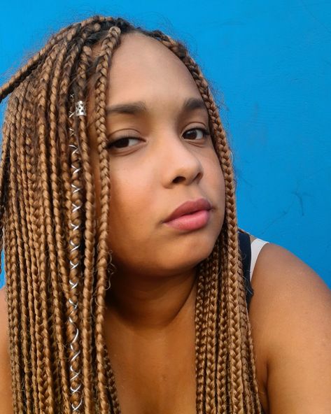 Tranças Box Braids, cor marrom claro, Box Braids, Hair Wrap, Braids, Hair Styles, Hair, Pins, Beauty, Plaits