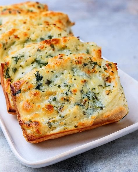 Cheesy Spinach Artichoke Bread Cheesy Spinach Artichoke Bread, Spinach And Artichoke Squares, Spinach Artichoke Pull Apart Bread Easy, Artichoke Pie Recipe, Artichoke Bread Recipe, Spinach Artichoke Bread, Artichoke Bread, Spinach Bread, Apple Crisps