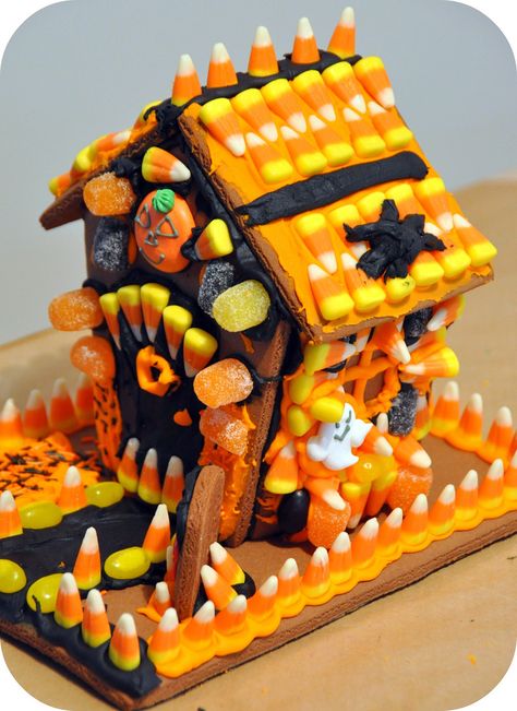 Halloween Gingerbread House, Halloween Gingerbread, Halloween Decor Diy, Fröhliches Halloween, Diy Halloween Decor, Halloween Goodies, Theme Halloween, Halloween Cupcakes, Halloween Recipes