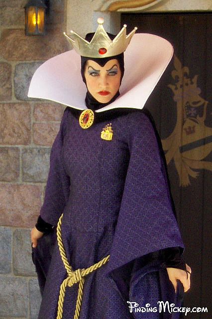 Snow White´s stepmother Snow White Stepmother, Fantasyland Disneyland, Characters Costumes, Disneyland Characters, Evil Stepmother, The Evil Queen, Vintage Halloween Costume, Disney Face Characters, Disney Halloween Costumes