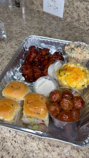 @cookingwithkeema__ on Instagram: "That baby shower food gone hit every time 😍😋 #babyshowerfood #foodporn #foodie #fingerfood #wings #pastasalad #meatballs #macncheese #sliders #fyp #viral #explore #partyfood #foodreels #platter" American Food Party, Baby Shower Food Menu, Baby Shower Finger Foods, Bbq Platter, Food Set Up, Food Business Ideas, Catering Ideas Food, Party Food Buffet, Sleepover Food