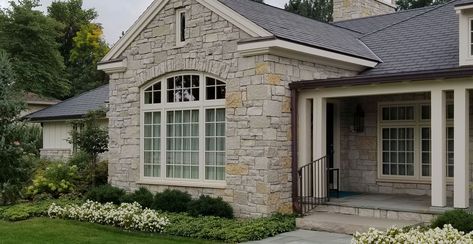 Get inspired by the perfect custom Ashlar & Castle Rock stone veneer blend for the facade of this siding & stone home. Buy stone veneer best experiences! Exterior House Stone, Exterior Cladding Options, Buechel Stone, Stone Veneer Siding, Exterior Materials, Stone Exterior Houses, Brick Cladding, Vertical Siding, Building Stone