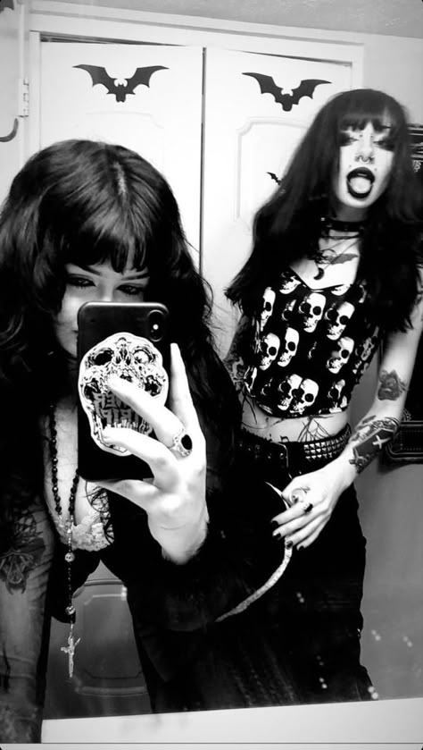 Goth And Coquette Duo, Goth Friends Aesthetic, Dark Wlw Aesthetic, Emo Mommy, Goth Lesbian, Goth Couples, Bsf Poses, Gothic Photos, Poses To Recreate