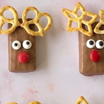 Liz Borgo | Dietitian | Easy Recipes on Instagram: "These Tim Tam reindeer biscuits are VERY cute and fun to make. Save for a kids holiday activity or to bring along to upcoming Christmas events. Reindeer Christmas Tim Tams🎄 What you need: Tim Tams @arnottsbiscuits Milk chocolate melts Parker’s mini pretzels (kids snack bags) M and Ms Candy decorating eyes How to make them: 1. Melt some milk chocolate in the microwave. 2. Transfer it to a ziplock bag and cut a tiny tip off the end. (Or you could use a spoon and carefully dot the melted chocolate). 3. Add dots of melted chocolate for the eyes, m and ms nose and pretzels to stick to. 4. Place the toppings and allow to set 5. Can be stored in the fridge after being made. If transporting the biscuits, take care as the antlers are qui Tim Tam Reindeer, Reindeer Biscuits, M And Ms, Tim Tams, Chocolate Melts, Festive Recipes, Holiday Activities For Kids, Mini Pretzels, Tim Tam