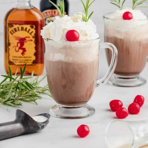 Rudolph Drink, Drunken Rudolph, Frozen Alcoholic Drinks Recipes, Alcoholic Hot Chocolate, Mudslide Recipe, Frozen Drinks Alcohol, Xmas Drinks, Christmas Party Drinks, Cinnamon Whiskey