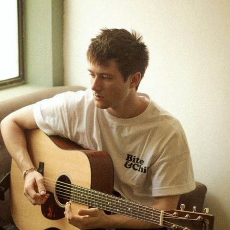 Alec Benjamin Aesthetic Icon, Benjamin Aesthetic, Alec Benjamin, Knight In Shining Armor, Could Play, John Mayer, Kinds Of Music, My Favorite Music, Music Playlist