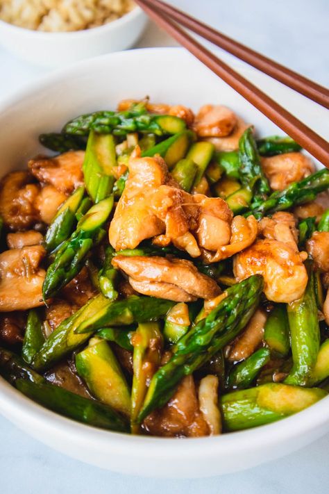 This chicken & asparagus stir fry is the perfect 30 minute weeknight dinner! You and your family will be licking your plates clean! Meal Prep Chicken Thighs, Meal Prep With Chicken, Chicken Asparagus Stir Fry, Chicken And Asparagus Stir Fry, Spicy Sriracha Chicken, Cheese Sticks Recipe, Meal Prep Chicken, Asparagus Stir Fry, Chicken And Asparagus