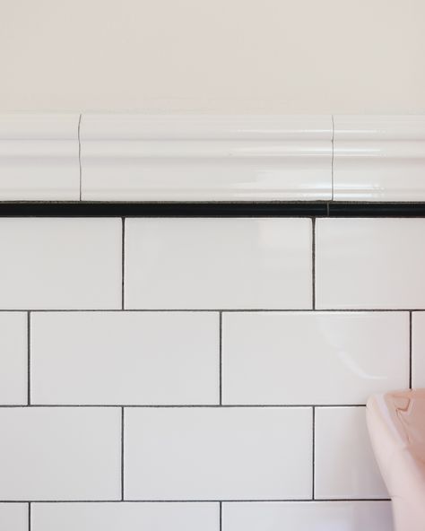 detail of subway tile with charcoal grout and black pencil tile | via Yellow Brick Home in partnership with The Tile Shop #ad Vintage Black And White Bathroom, Charcoal Grout, Herringbone Wall Stencil, 1920s Bathroom, Subway Tile Bathroom, Bathroom Yellow, White Subway Tile Bathroom, Vintage Pink Bathroom, Logan Lucky