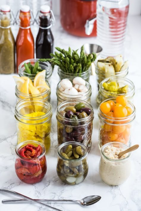 How to Make an Epic New Year's Day Bloody Mary Bar | Entertaining tips, party ideas, party recipes and more from @cydconverse Best Breakfast Bars, Brunch Bar, Entertaining Tips, New Year's Food, Brunch Buffet, Birthday Brunch, Christmas Brunch, Shower Food, Party Recipes