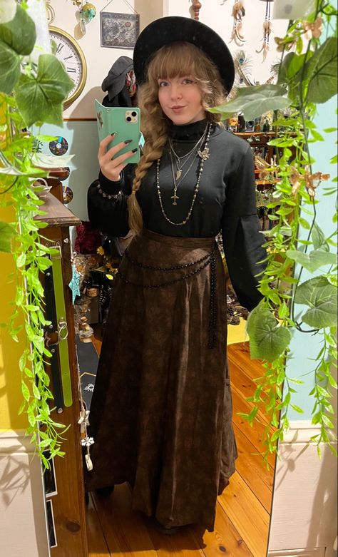 Dark Cottagecore Witch Outfits, Fancy Witch Outfit, Herbal Witch Outfit, Goth Cottagecore Aesthetic Outfits, Masc Witchy Outfits, Winter Goblincore Outfits, Witchy Goblincore Outfits, Hobbit Goth, Eclectic Witch Outfit